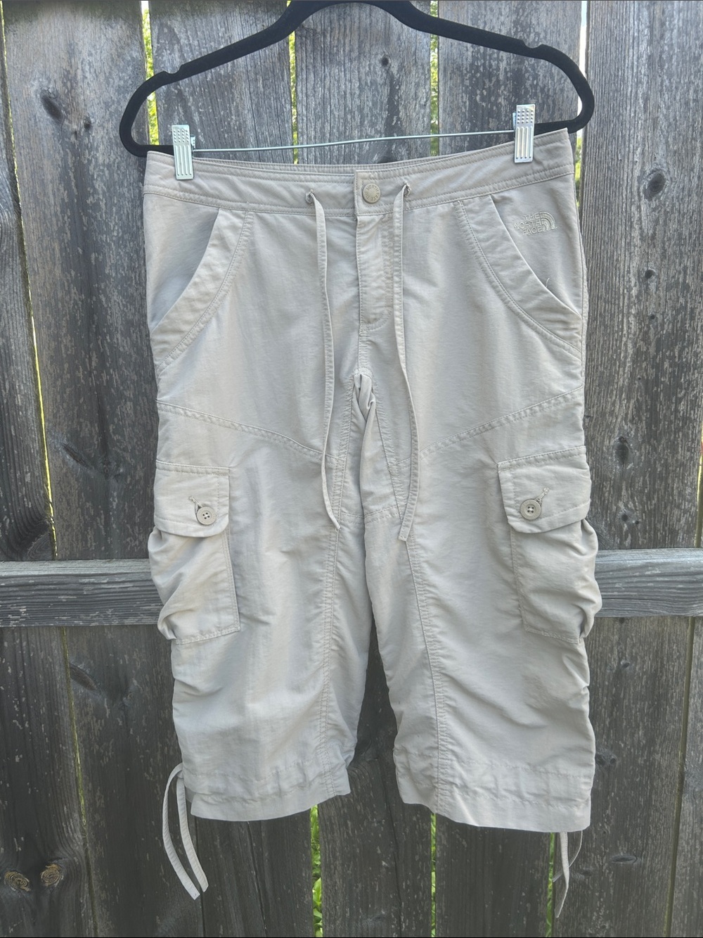The North Face Women's Size 6 Cargo Capri Hiking Pants Khaki Tan Gorpcore